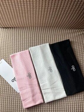 Alo Yoga Ribbed Wide-Edge Sports Headband—Yoga & Fitness Sweat-Wicking Hairband